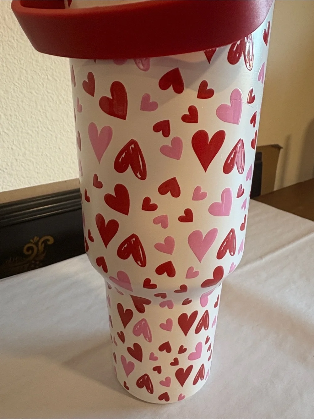 40 Ounces (1.18L) Tumbler Red & Pink Hearts lid has built-in handle and straw